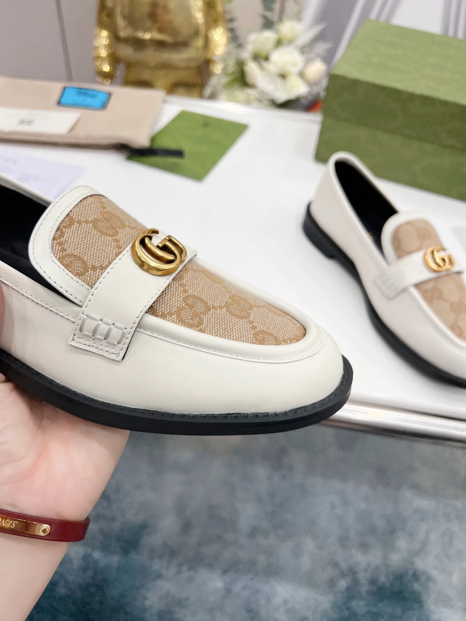 👟👟Ex-factory price 440👟👟 2022 new G family classic design loafers, made of V-shaped quilted effect leather, double G monogram evolved from Gucci, calf leather, mixed sheepskin lining, heel height 1.5 cm, original molded wear-resistant Tpu outsole. Code number 35-42,